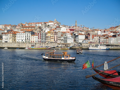 Obraz na płótnie Douro River taxi boat crossing between Oporto and Vila Nova de Gaia w salonie