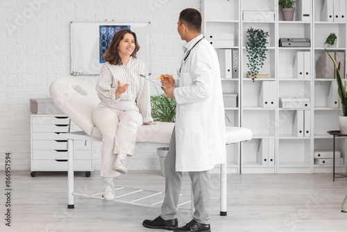 Female patient consulting w...