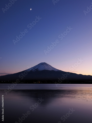 夕暮れ時の富士山・山梨県河口湖からの景色