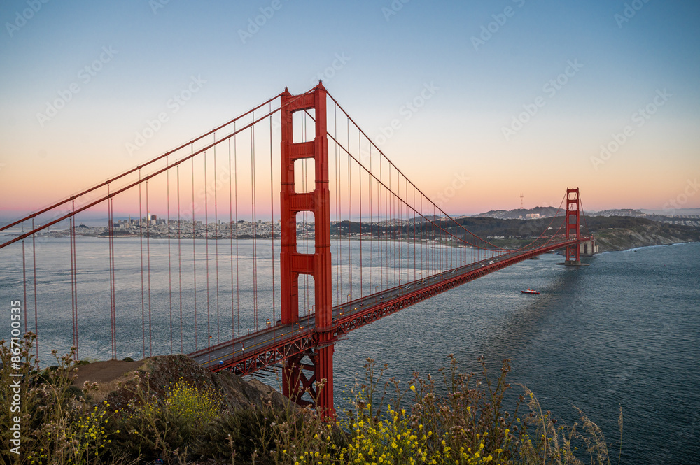 Fototapeta premium Beautiful and Stunning views of Golden Gate bridge in San Francisco