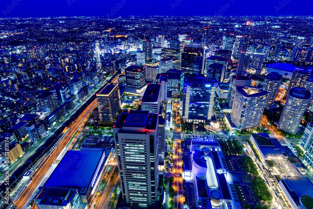 Obraz premium 横浜市、ランドマークタワー展望フロアから眺めるみなとみらいの夜景