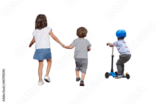 trois jeunes enfants vus de dos, ils s'amusent, deux garçons et une fillette qui courent, un des enfants fait de la trottinette, scène de joie en été