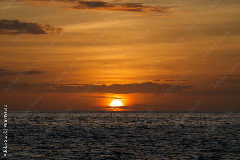 Obraz premium Sunset over the sea