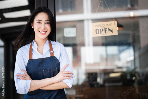 Canvas Print Happy Asian woman barista working, Successful small business owner standing with