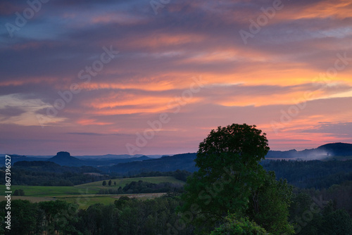 Himmel beim Sonnenuntergang in der Sächsischen Schweiz bei Lichtenhain, Deutschland