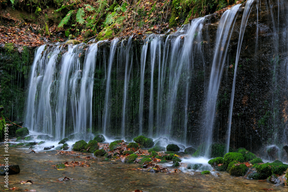 Obraz premium 秋の軽井沢 白糸の滝(日本長野県北佐久郡軽井沢町)