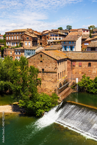 Maisons au bord du Tarn, dans le centre-ville de Gaillac photo