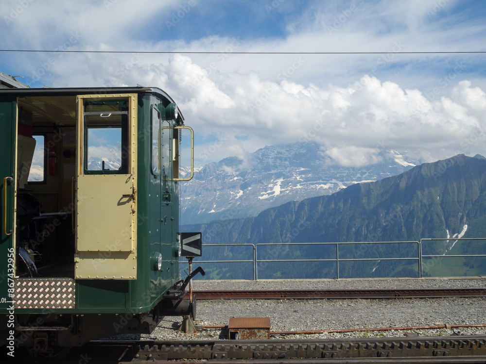 Obraz premium Schynige Platte locomotive with Bernese Alps in background