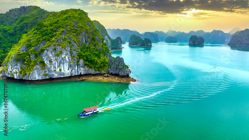 Obraz na płótnie Beautiful landscape Lan Ha bay view from the Cat Ba Island. Lan Ha bay is the UNESCO World Heritage Site, it is a beautiful natural wonder in northern Vietnam w salonie