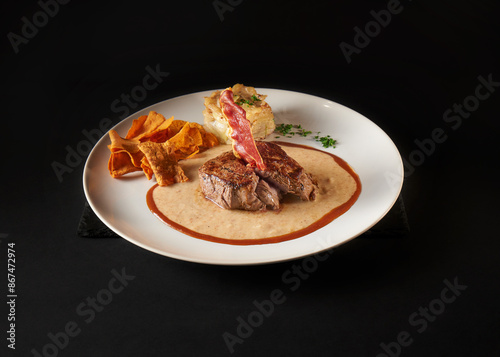 Filete de Res con Salsa Exquisita y Guarniciones photo