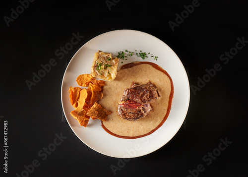 Filete de Res con Salsa Exquisita y Guarniciones photo