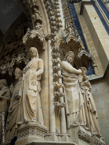 Obraz na płótnie Statues of Metz Saint-Etienne Cathedral doorway w salonie