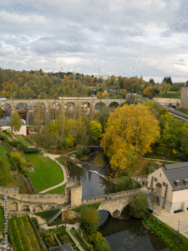 Obraz na płótnie Alzette River passing Luxembourg City w salonie