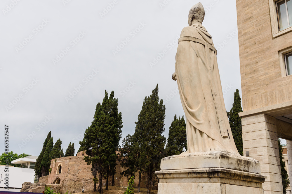 Naklejka premium Mausoleo di Augustino mit Statue und Zypressen