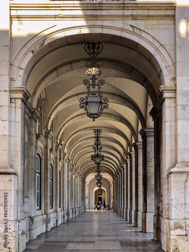 Deserted Comercio Square arcade