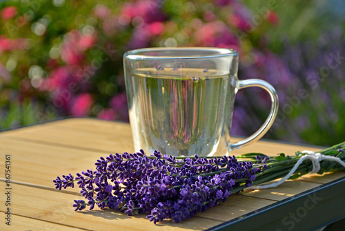Obraz na płótnie napój z lawendy w szkalnce na stoliku ogrodowym, lawenda na stole obok szklnki, lavender drink in glass and lavender flowers, drink with lavender and lavender flowers on bamboo coffee table
w salonie