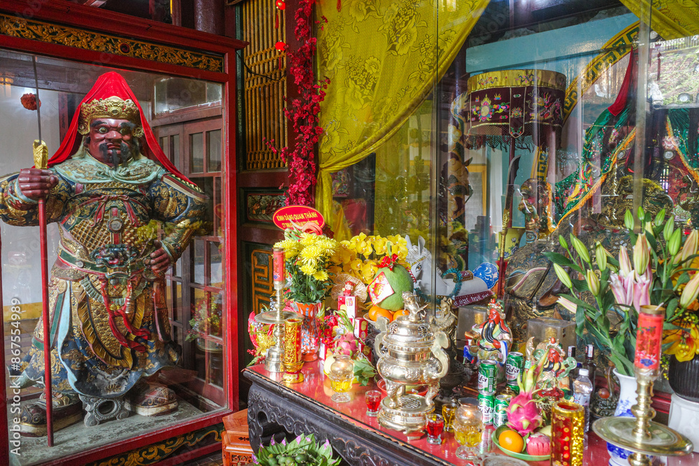 Naklejka premium oi An, Vietnam - 8 Feb, 2024: Interior of the Quan Cong Temple. Hoi An Ancient Town, Quang Nam Province