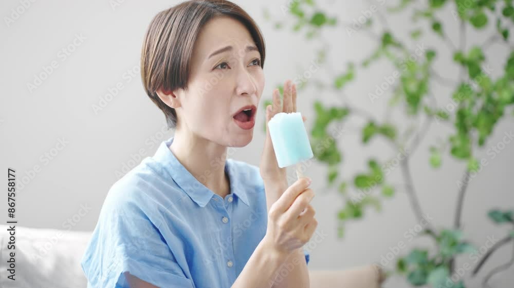 アイスを食べる若い女性　ライフスタイルイメージ	
