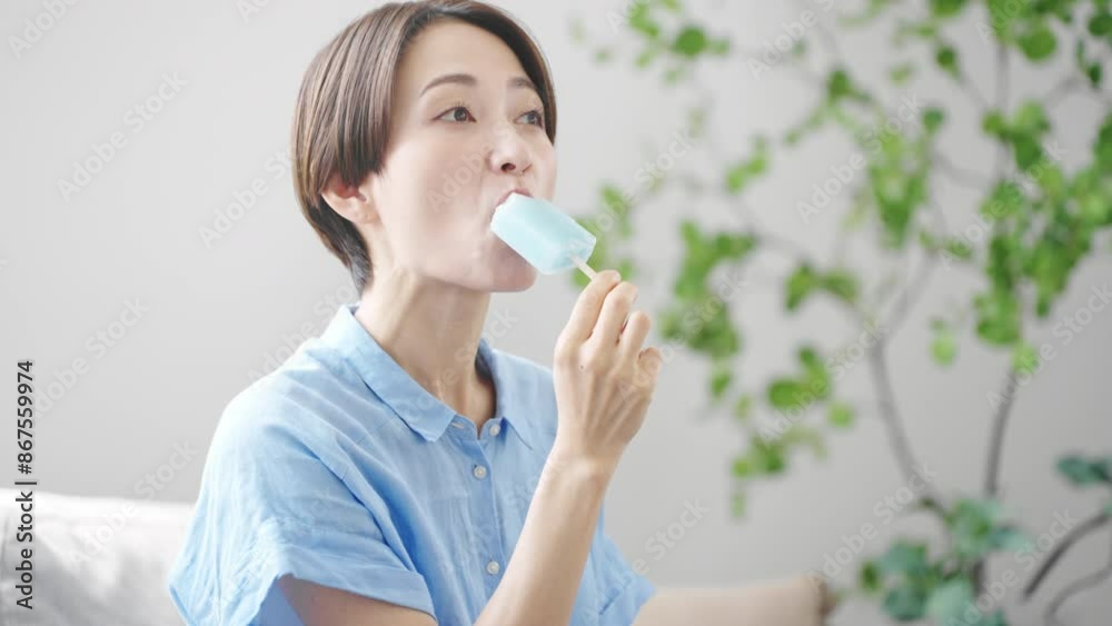 アイスを食べる若い女性 ライフスタイルイメージ
アイスを食べる若い女性 ライフスタイルイメージ