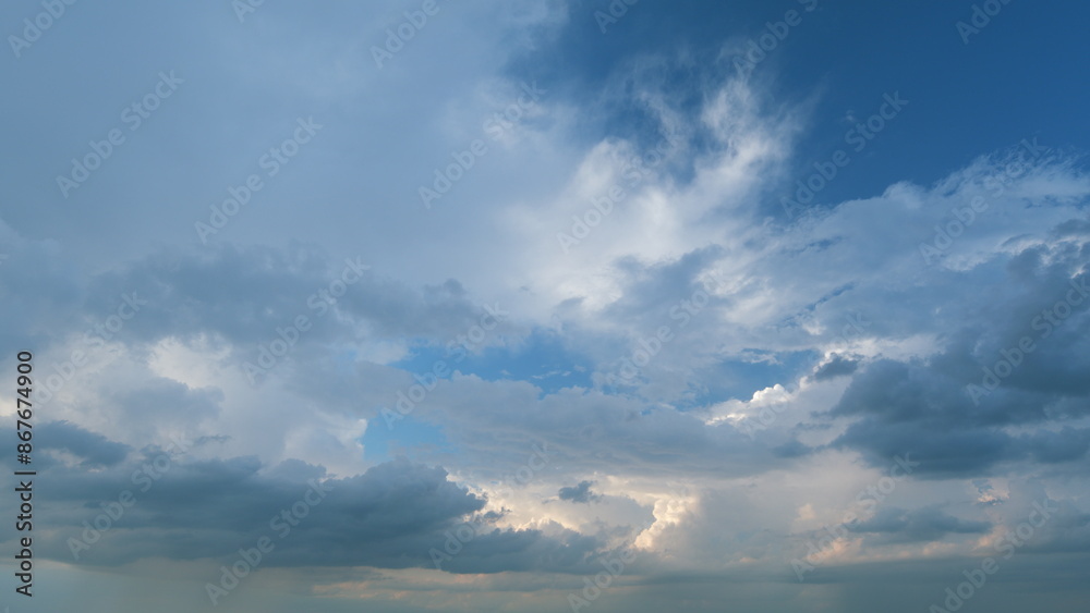Obraz premium Thunderstorm front. Wet climate and weather forecast. Rain clouds moving in sky before raining. Timelapse.