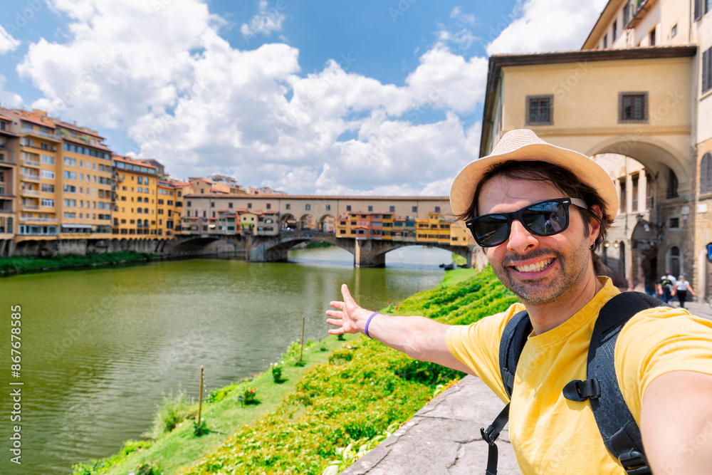 Φωτογραφία Young man taking selfie in front of Ponte Vecchio bridge in Florence Tuscany Italy, during her summer vacations in Europe