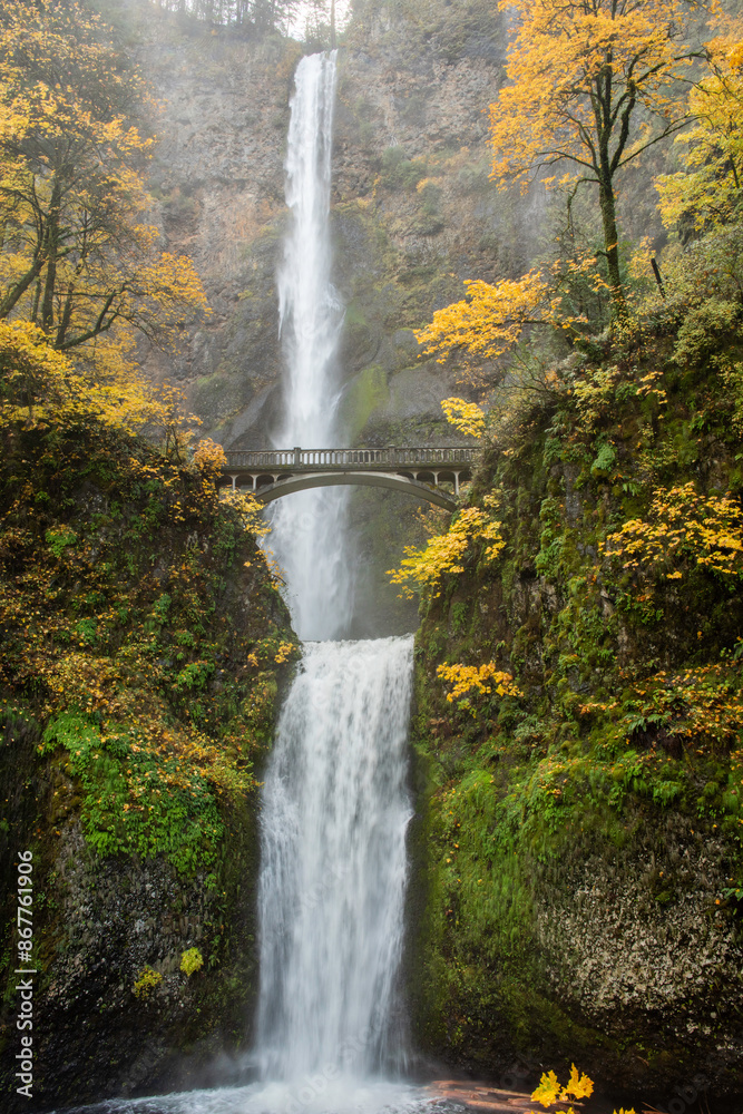 Fototapeta premium Multnomah Falls in the Columbia Gorge, Oregon, Taken in Autumn