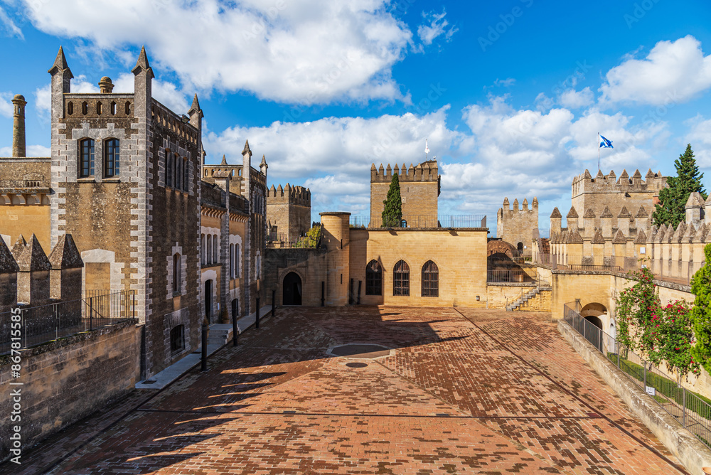 Obraz premium Arms courtyard of the Almodovar del Río castle and north view of its towers and battlements, Cordoba.