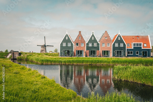 Village néerlandais avec un moulin en arrière plan