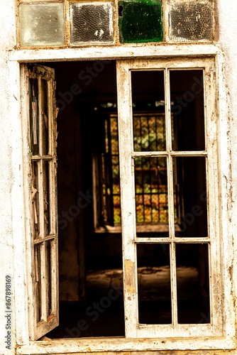 Janelas, portas, parede e colunas de construções antigas. 