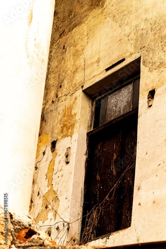 Janelas, portas, parede e colunas de construções antigas. 
