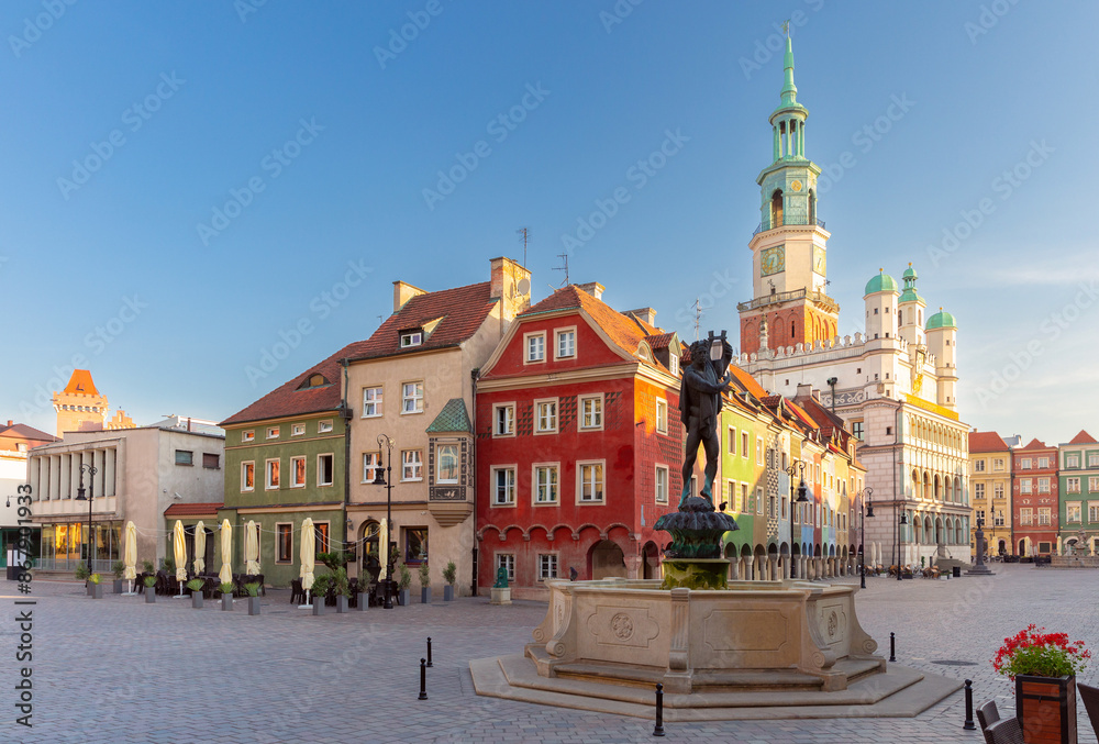 Obraz premium Facades of old colorful houses on the Town Hall Square in Poznan