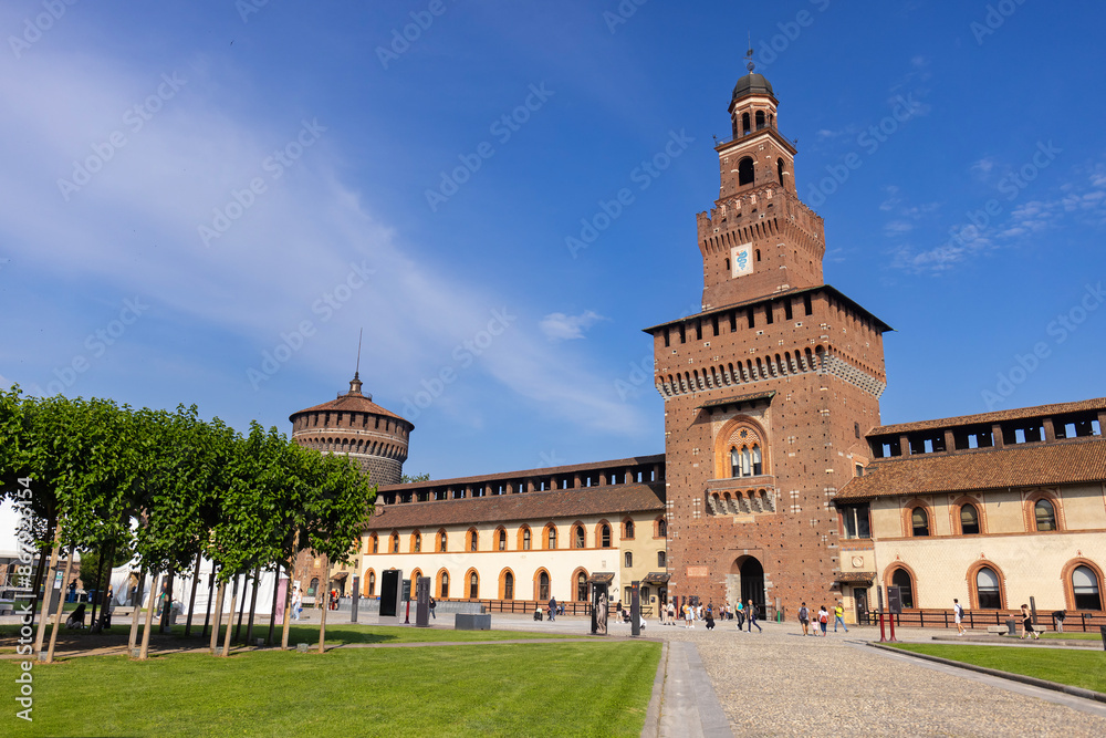 Naklejka premium Castello Sforzesco – ceglany zamek w Mediolanie