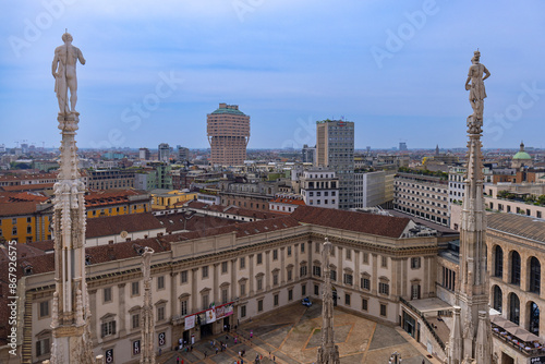 Widok Mediolanu z dachu katedry Duomo