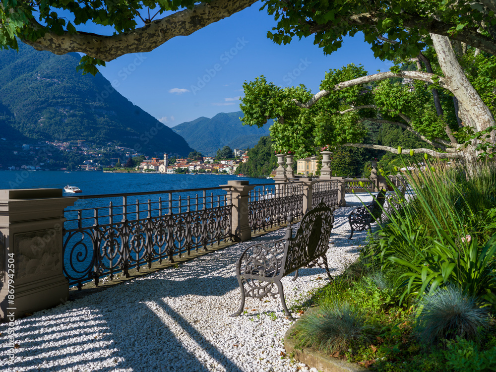 Fototapeta premium bello scorcio sul lago maggiore con cielo azzurro