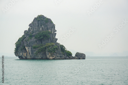 曇り空のハロン湾の海に浮かぶ奇岩がある風景 photo