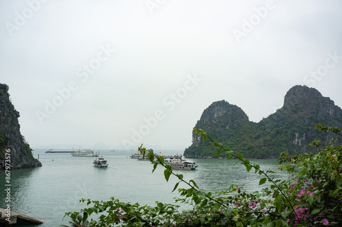 ベトナムの世界遺産の一つであるハロン湾の景色 photo