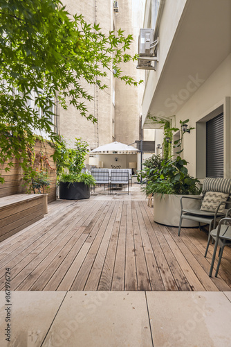 choose plants that adapt to the local climate and are resistant to drought