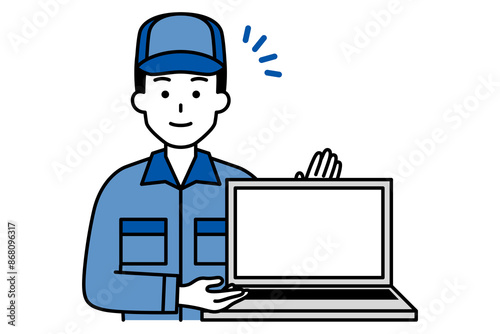 ノートパソコンの画面を見せるつなぎ作業服の男性