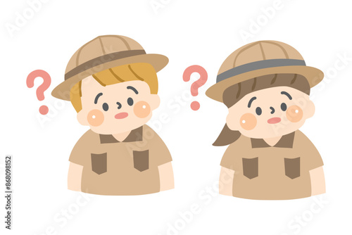 考え事をする探検服を着た子供達