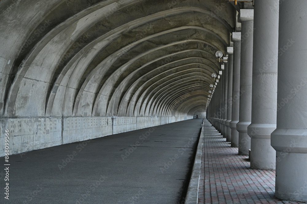 Fototapeta premium どこまでも続く宮殿のような防波堤