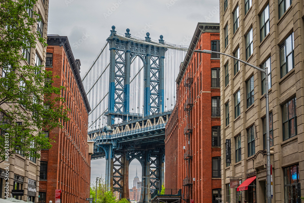 Fototapeta premium Brooklyn Bridge shot between two building