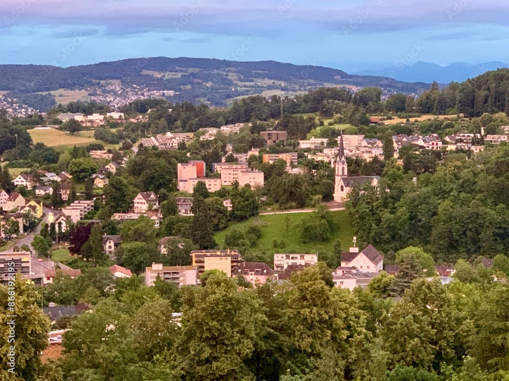 Fototapeta premium Stadt Adliswil - im Sihltal. Landschaft im Abendlicht mit rosa Himmel nach Sonnenuntergang