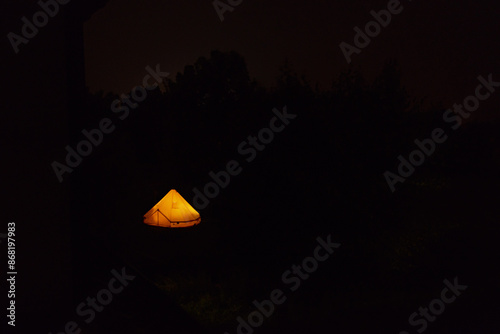 Tente éclairée la nuit