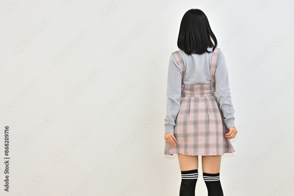 肩ひものチェック柄のスカートの女性 肩ひものチェック柄のスカートの女性