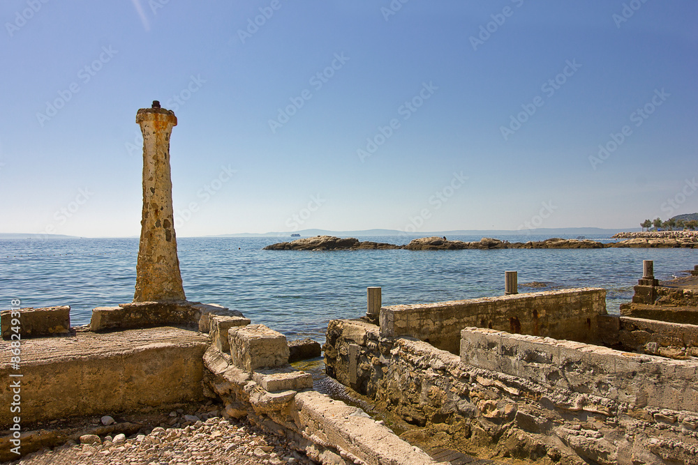 Fototapeta premium Ancient ruins on the shores of the Adriatic Sea in Croatia