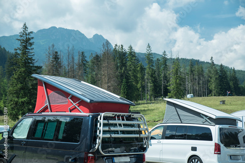 campery w trakcie podróży na campingu w górach