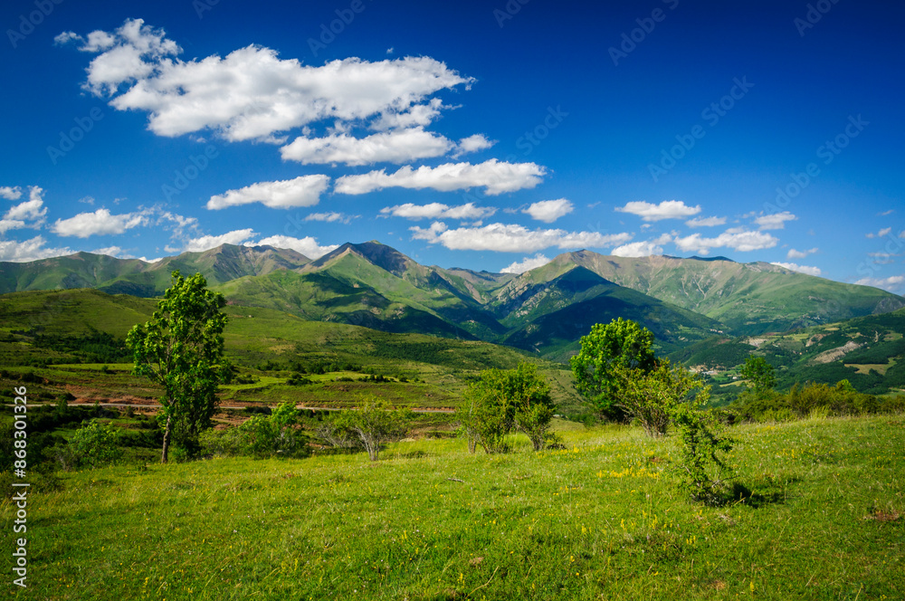 Creu de Perves nountain pass on a spring afternoon (Ribagorça, Catalonia, Pyrenees, Spain) Creu de Perves nountain pass on a spring afternoon (Ribagorça, Catalonia, Pyrenees, Spain)