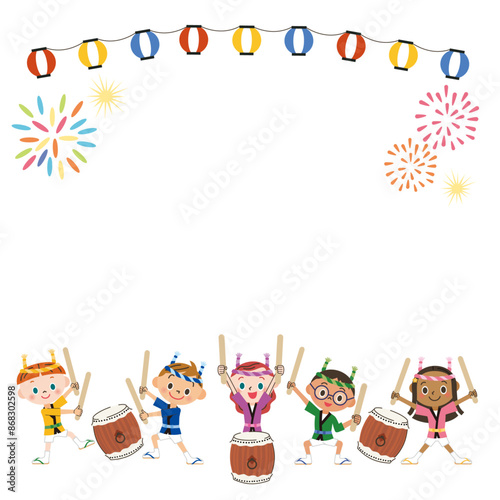 お祭りで太鼓を叩く子供達