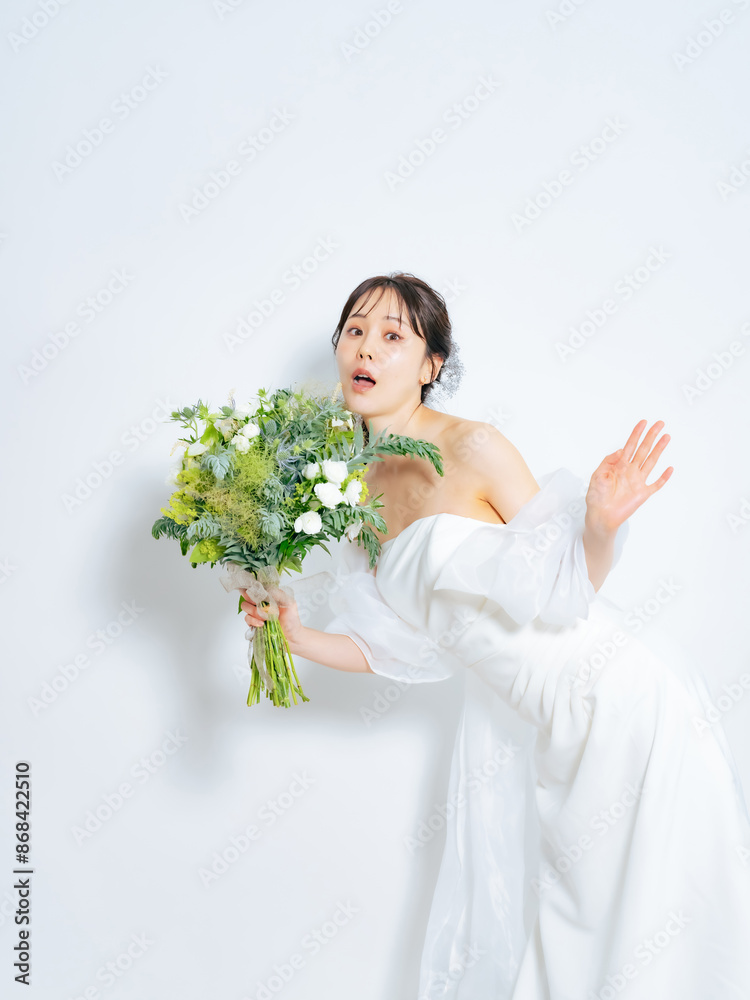 ブーケを持って驚く花嫁　ブライダルフォト　ウェディングフォト　前撮り
