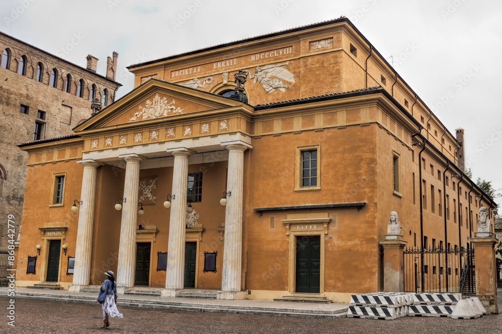 carpi, italien - altes theater an der piazza dei martiri